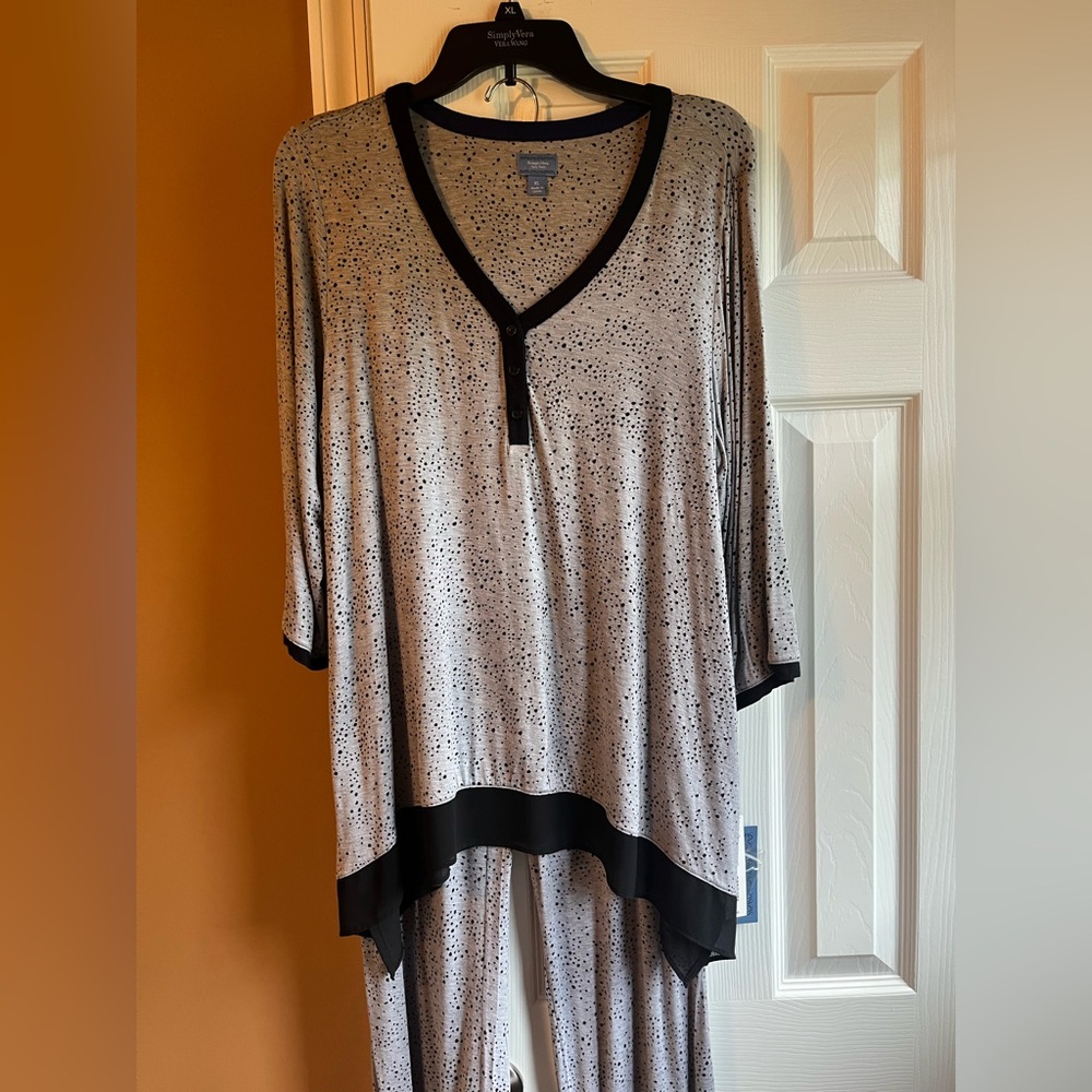Vera Wang Gray Speckled V-Neck Top with Black Trim pajamas